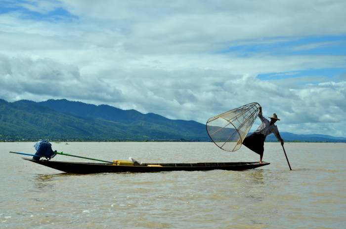Inle-Lake-Myanmar-One-Leg-Rowing