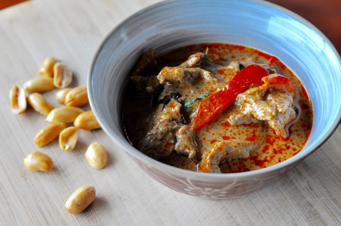 Just by adding peanuts to the paste, kaeng kua paste becomes penang paste.