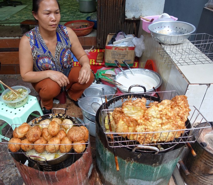 Bánh chuối (right) and Bánh rán (left).