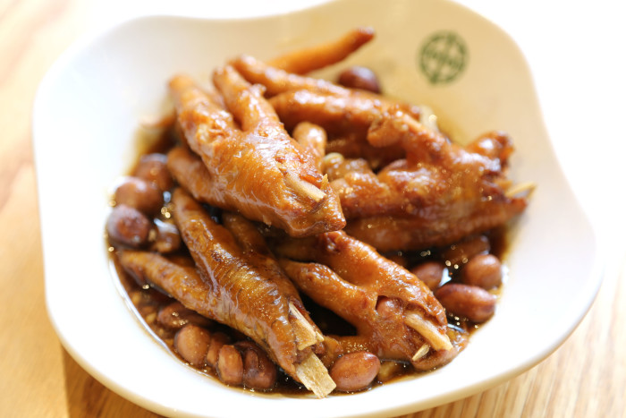 tim-ho-wan_steamed_braised-chicken-feet-with-abalone-sauce_01_03_web