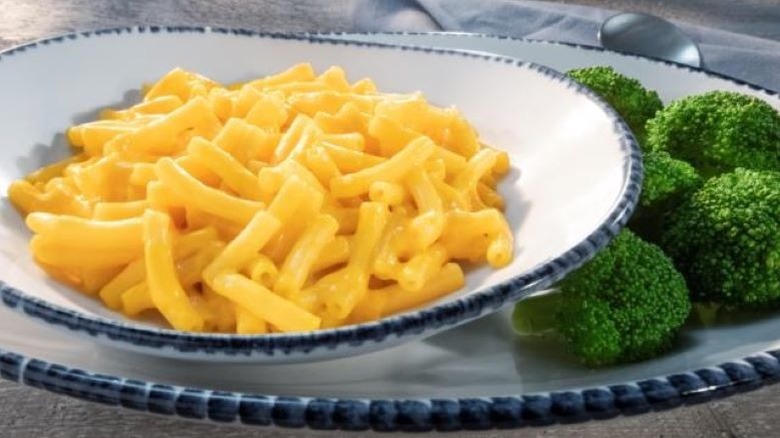 Bowl of Red Lobster mac and cheese with broccoli on side