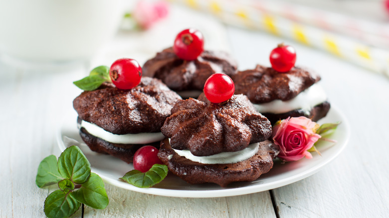 Whoopie pies topped with fruit