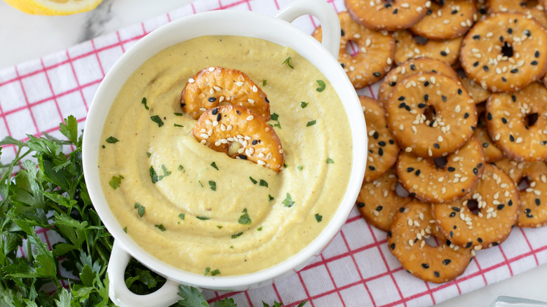 Vegan cheese sauce with crispy crackers