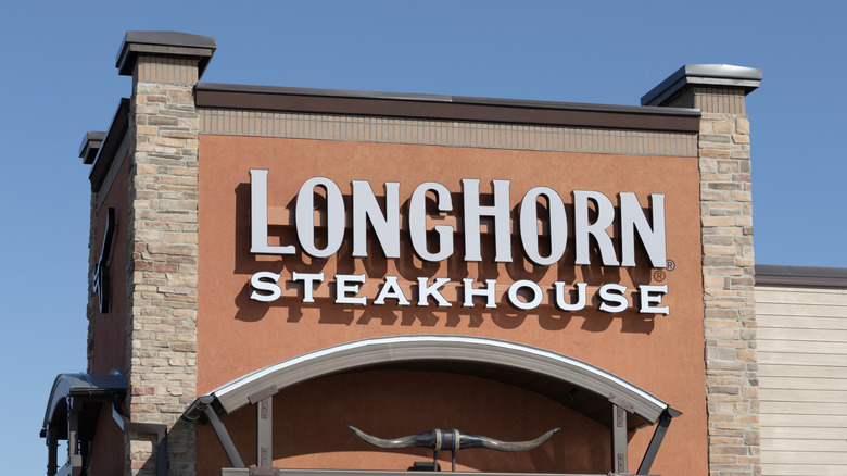 LongHorn Steakhouse storefront.