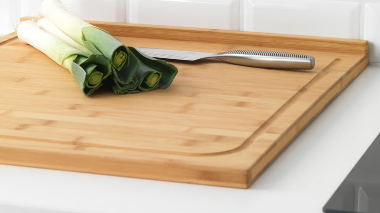 Leeks on a LÄMPLIG cutting board