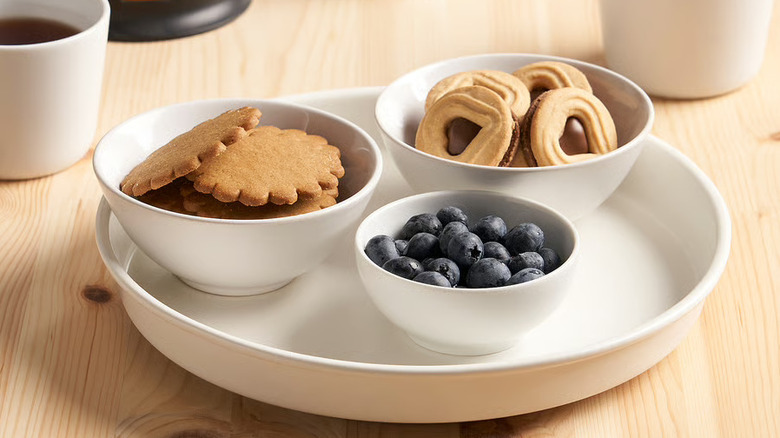 VARIERA lazy Susan holding cookies and berries