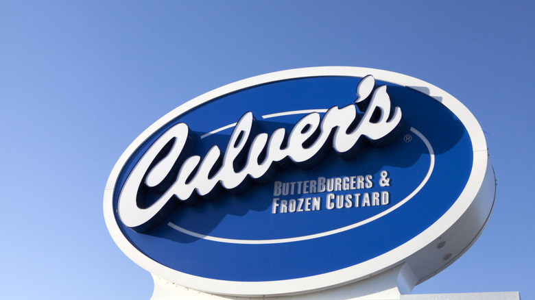 A sign for Culver's restaurant is set against a clear blue sky.