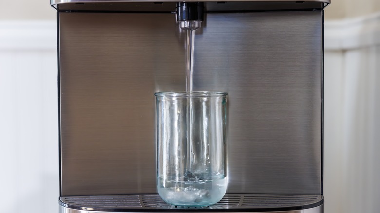 Glass filling with water from a dispenser