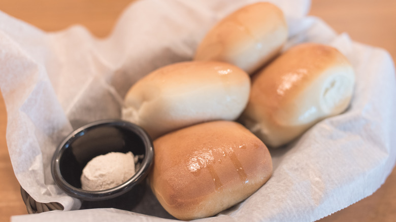 Basketful of Texas Roadhouse rolls with honey cinnamon butter