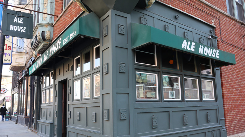 Exterior of the Old Town Ale House in Chicago, Illinois