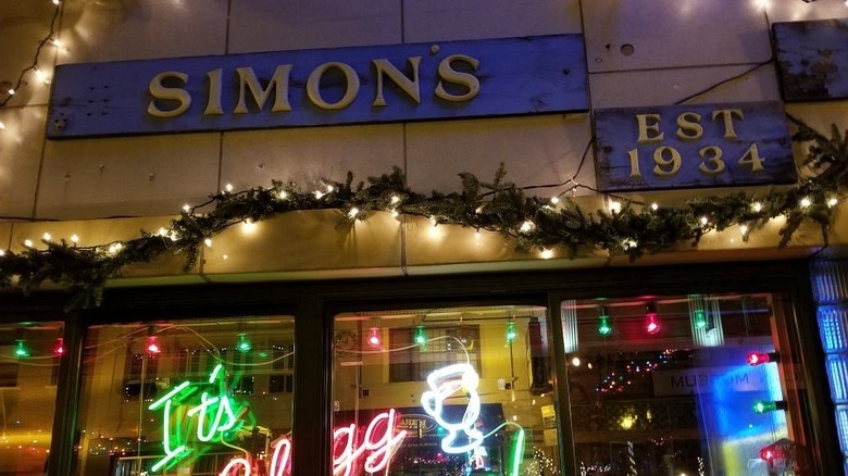 Exterior of Simon's Tavern in Chicago, Illinois