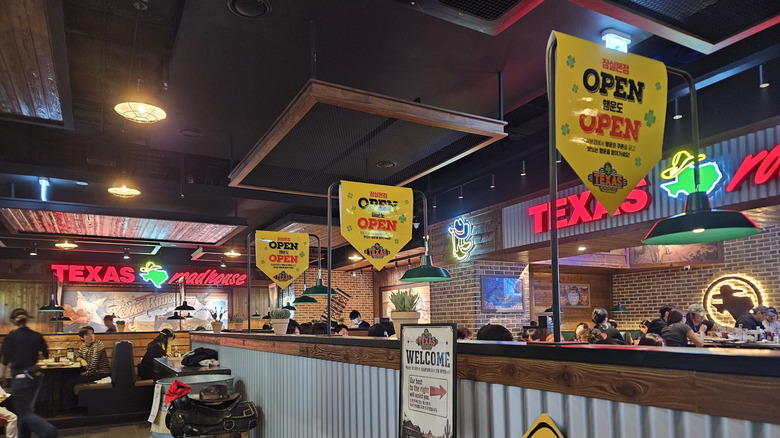 a Texas Roadhouse location with lots of tables seated