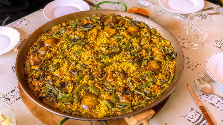 Paella with green beans
