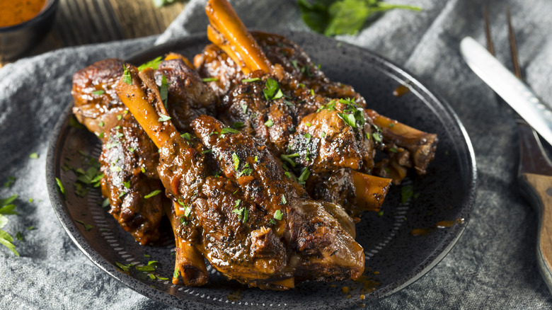 Herbed lamb shanks