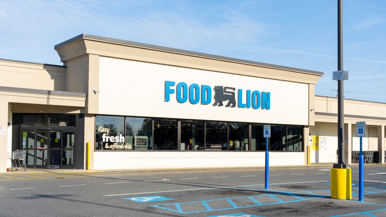 Exterior of a Food Lion grocery store