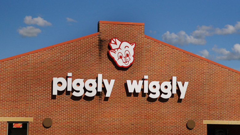 Exterior of a Piggly Wiggly grocery store