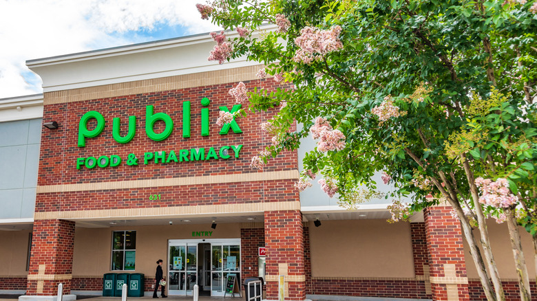 Exterior of a Publix supermarket