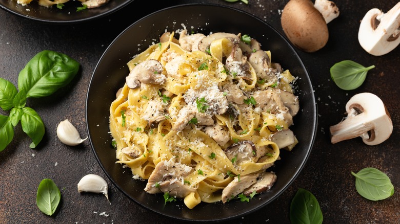 alfredo pasta in black bowl