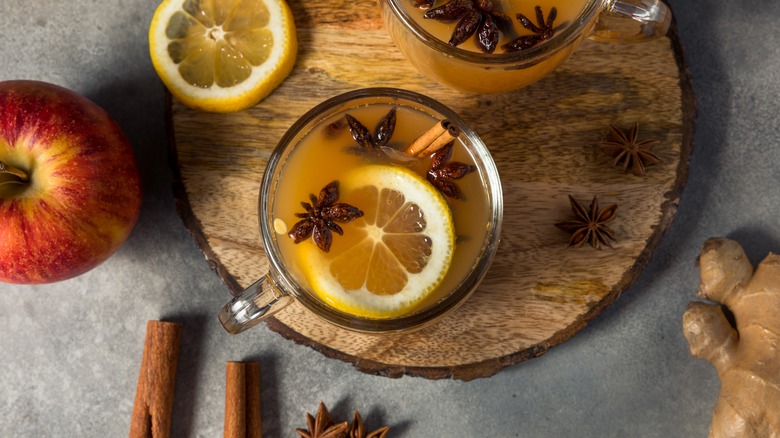 Mulled cider with lemon slice