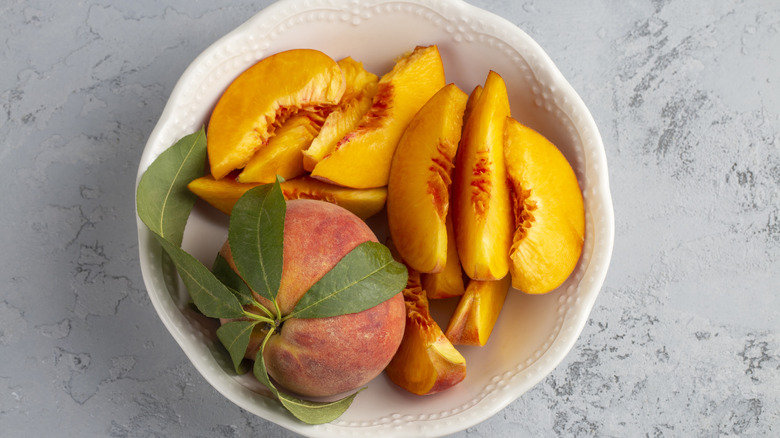 A bowl of sliced peaches.