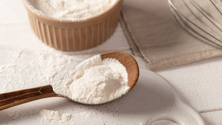 xanthan gum in spoon