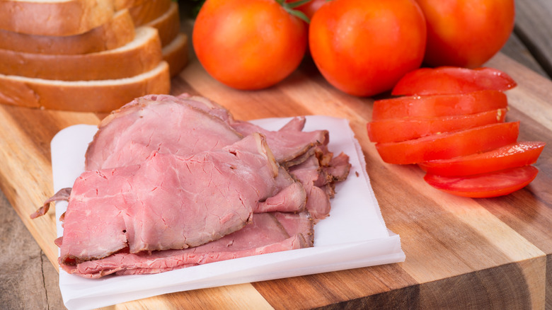 deli sliced roast beef with sliced tomatoes and bread