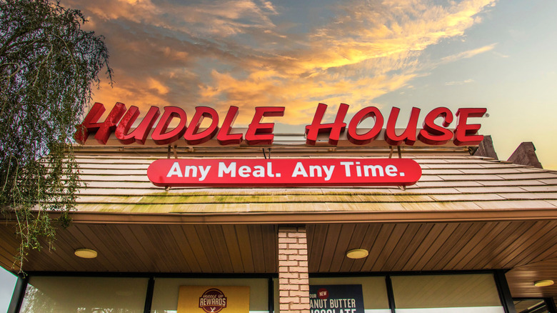 Huddle House storefront at sunset.
