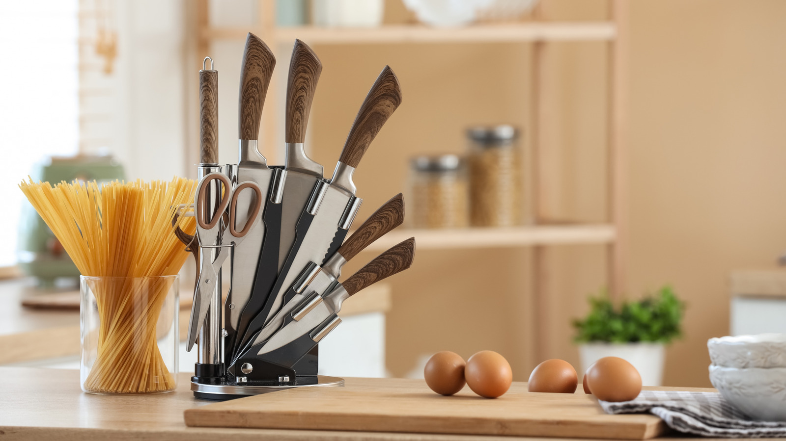 <a href="https://www.foodrepublic.com/2234750/biggest-mistakes-kitchen-knives/" target="_blank">12 Biggest Mistakes You Might Be Making With Kitchen Knives</a>
