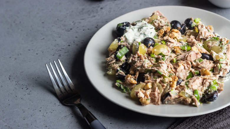 tuna with yogurt and grapes