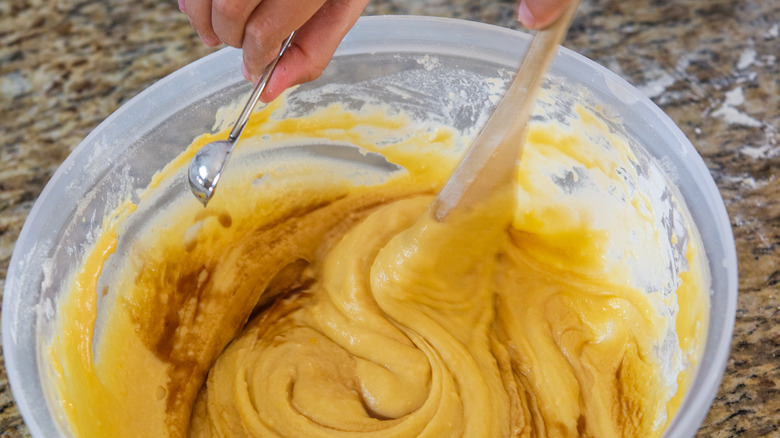 adding vanilla to cake batter
