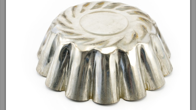 An image of a decorative Jell-O mold.