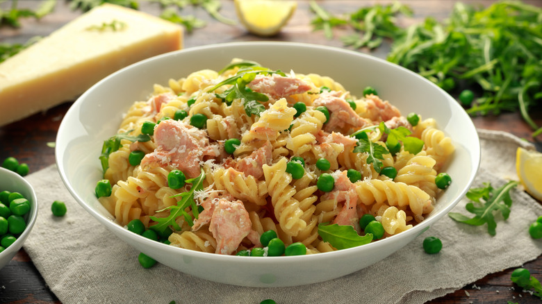 salmon pasta peas