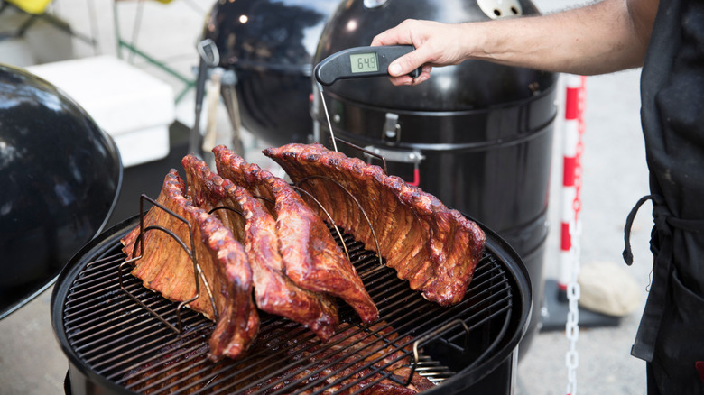 Measuring barbecue rib temperature on a grill