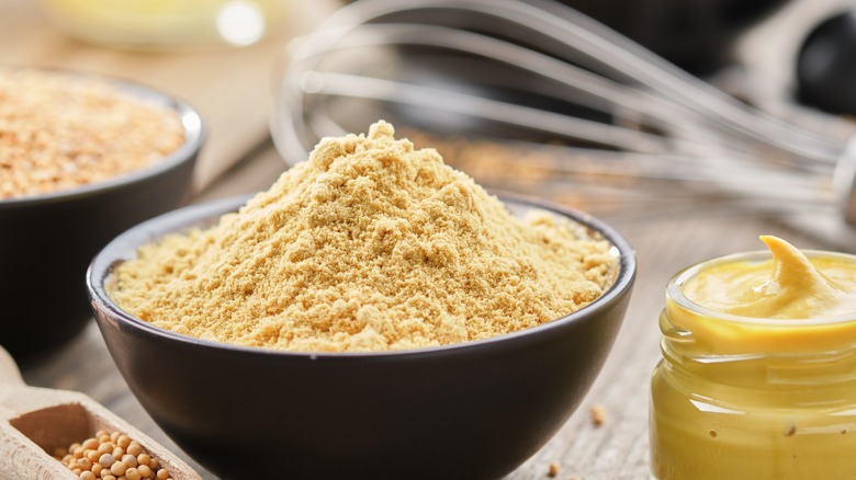 Mustard powder in bowl