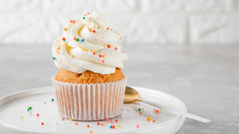 cupcake with cream cheese frosting