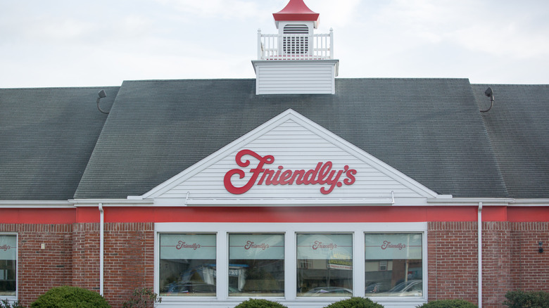 Exterior of a Friendly's restaurant with brick and white siding