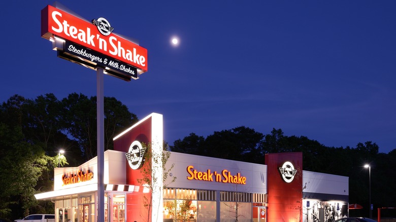 Steak 'n Shake lit up on a clear moonlit night