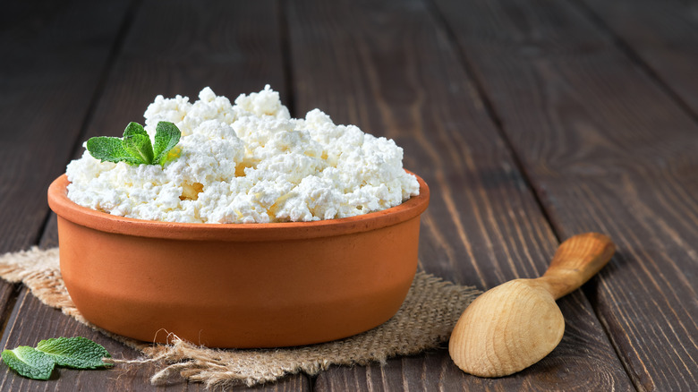 cottage cheese in bowl
