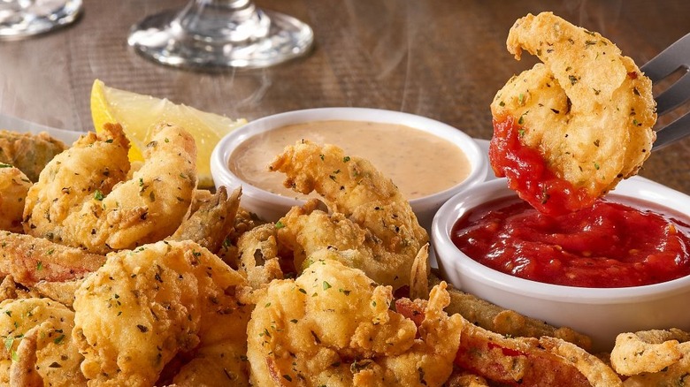 Fried shrimp with lemon and parsley