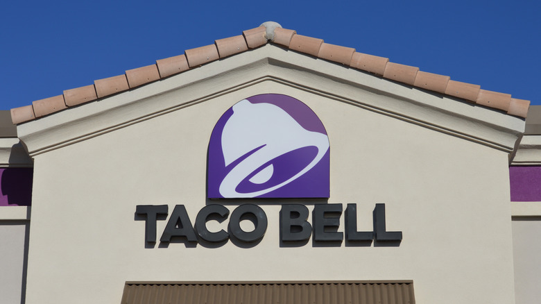 Taco Bell restaurant sign