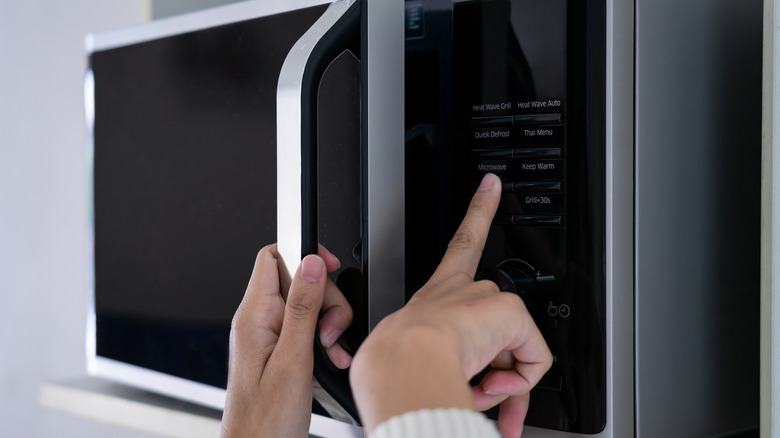 Home cook using microwave to cook bacon