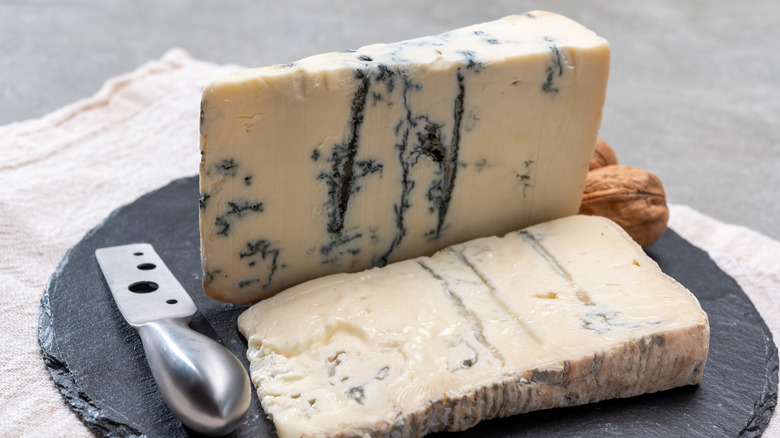 Two slices of Gorgonzola: piccante and dolce