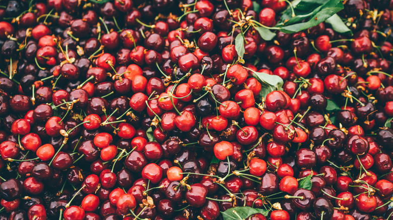 A pile of cherries