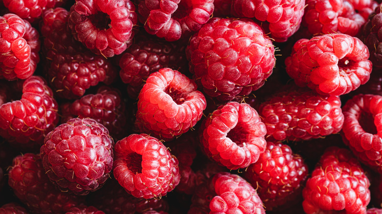 A pile of raspberries