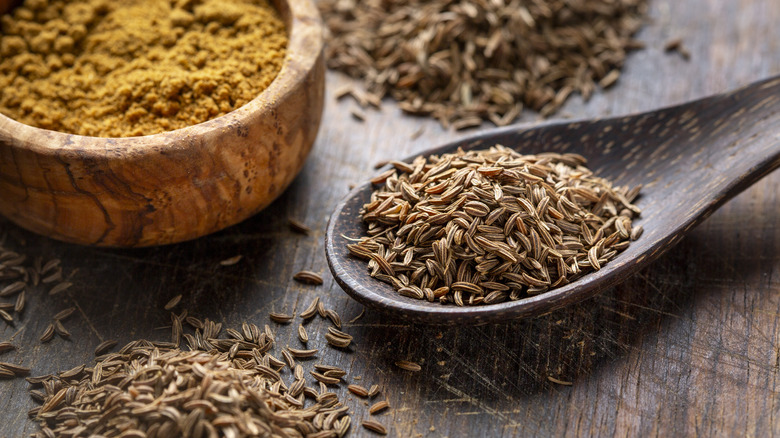 whole and ground carraway seeds