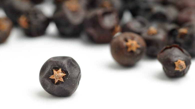 dried juniper berries