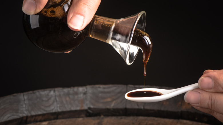 balsamic vinegar pouring