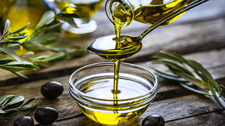 olive oil pouring