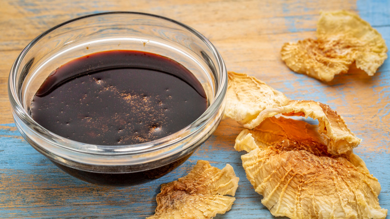 A glass bowl of yacón syrup
