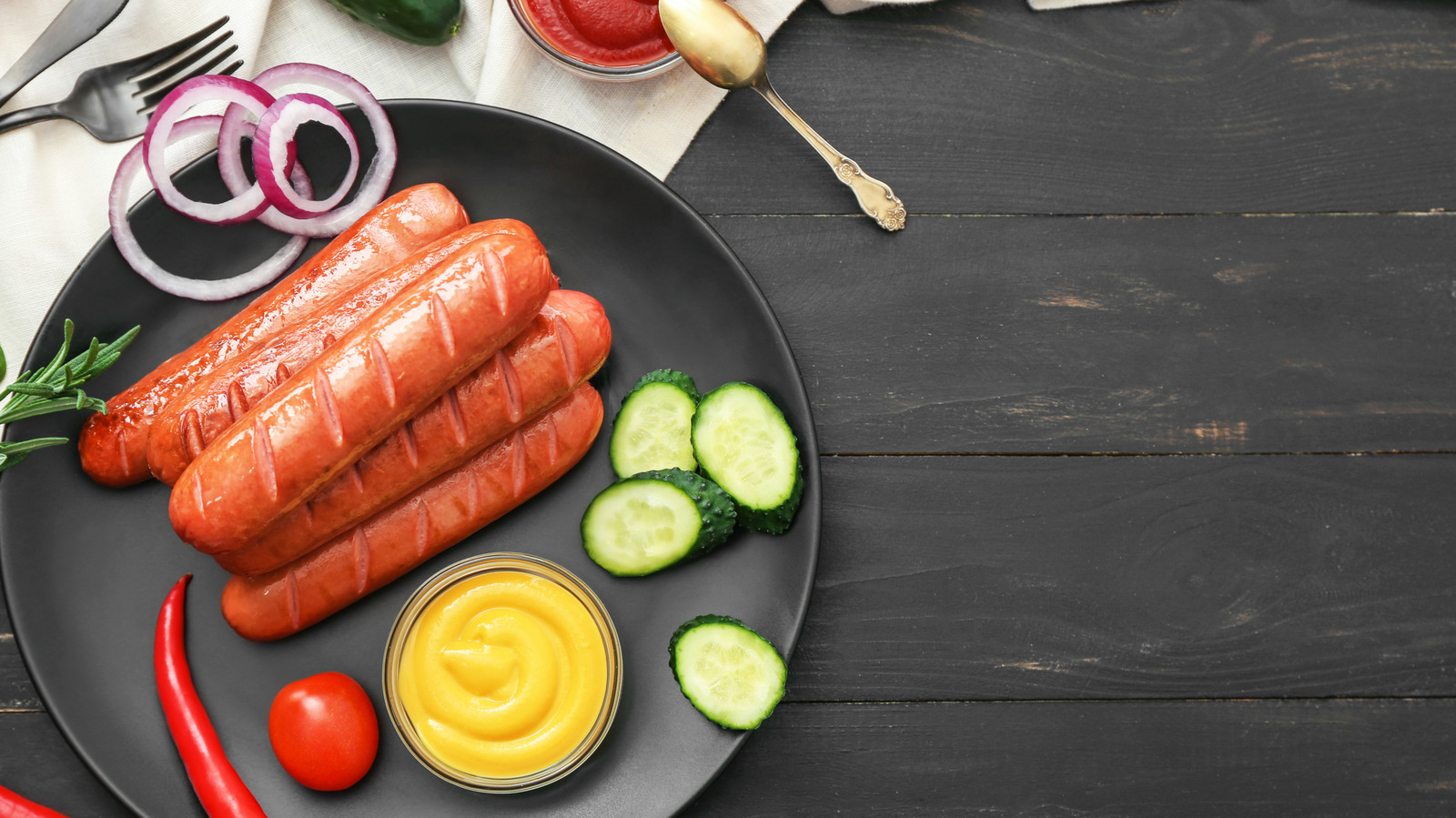 <a href="https://www.foodrepublic.com/2218447/ways-use-hot-dogs-without-bun/" target="_blank">14 Creative Ways To Use Hot Dogs Without A Bun</a>